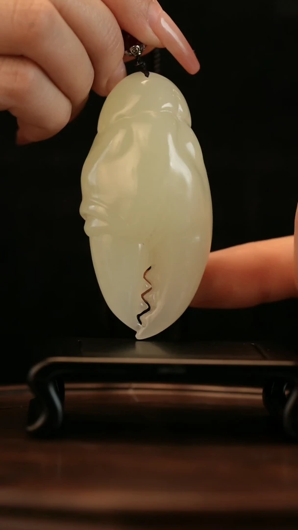 云南石竹叶青雕刻：手握蟹钳