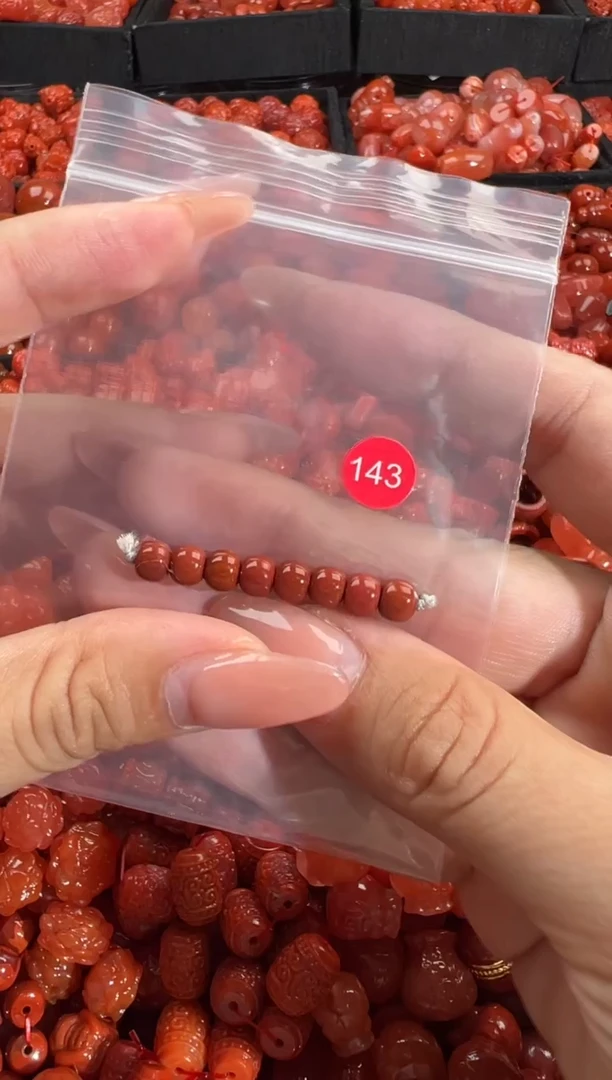 南红玛瑙未镶嵌颈饰1