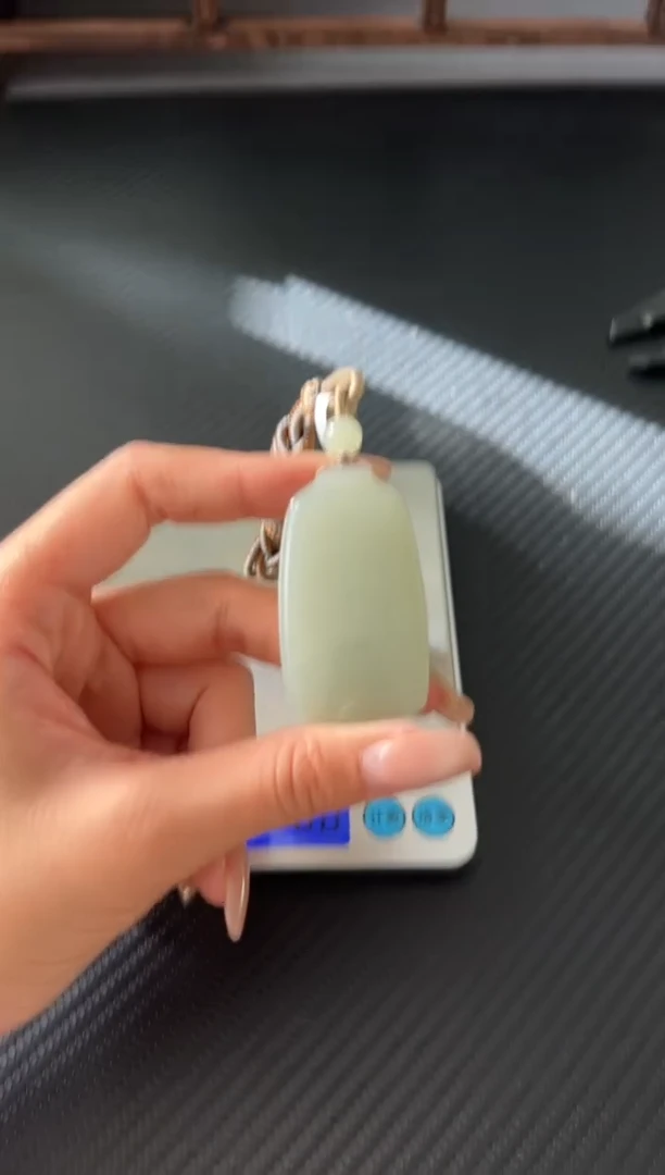 吊坠(赠链)未镶嵌和田玉且末微色差近矿吊坠K