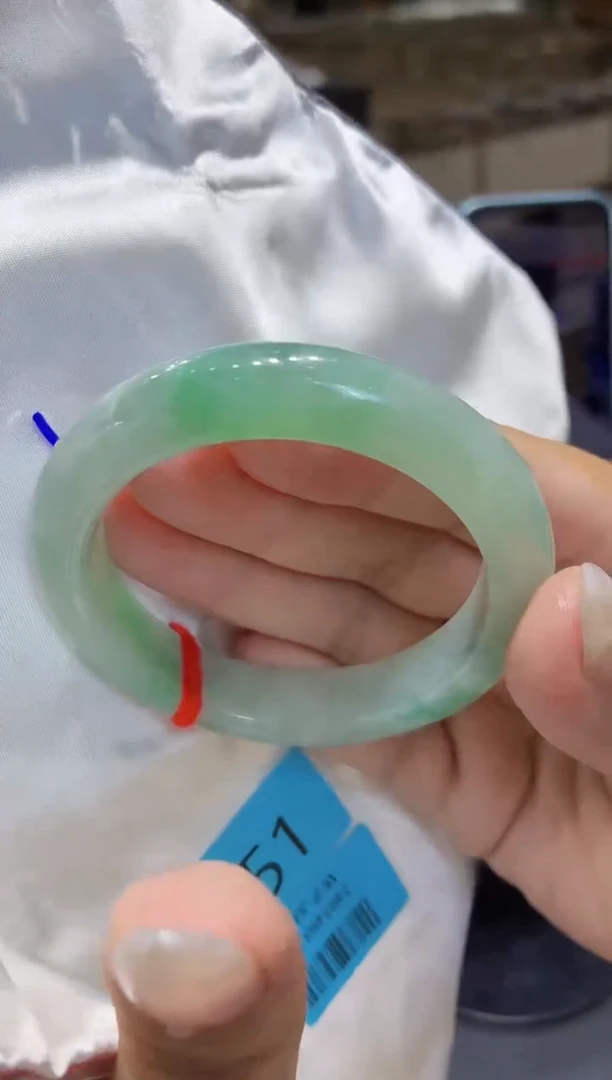 翡翠手镯未镶嵌翡翠手镯