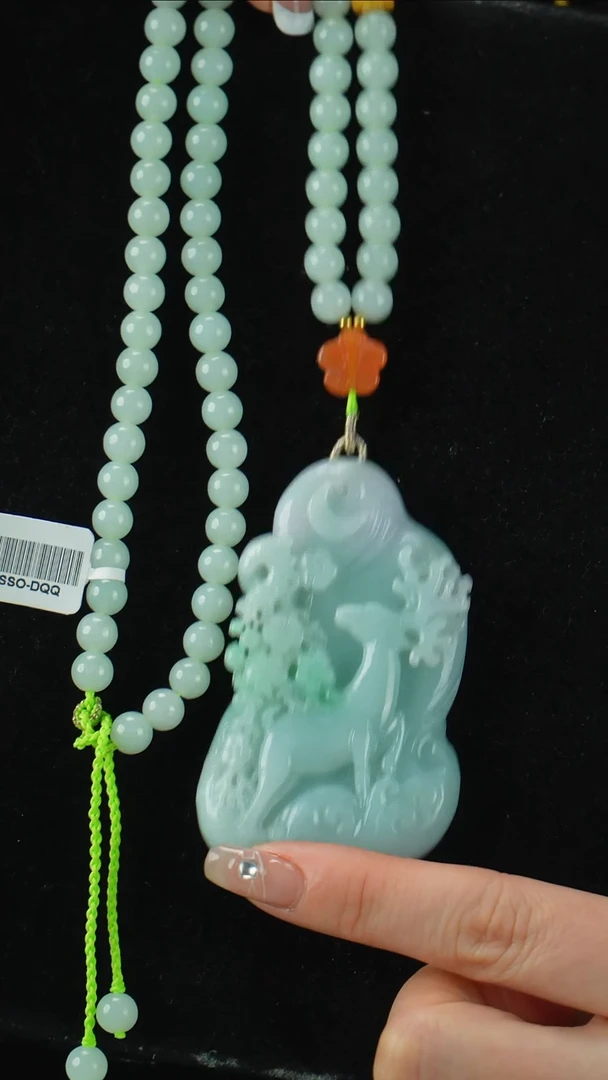 颈饰未镶嵌翡翠鹿牌