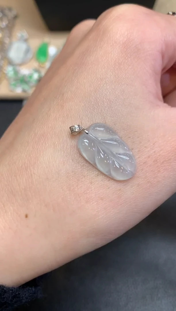 【闪购商品】翡翠颈饰18K金镶嵌叶子【无服务费】