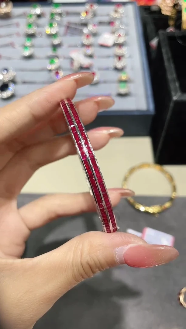 手镯18K金镶嵌红宝石手镯