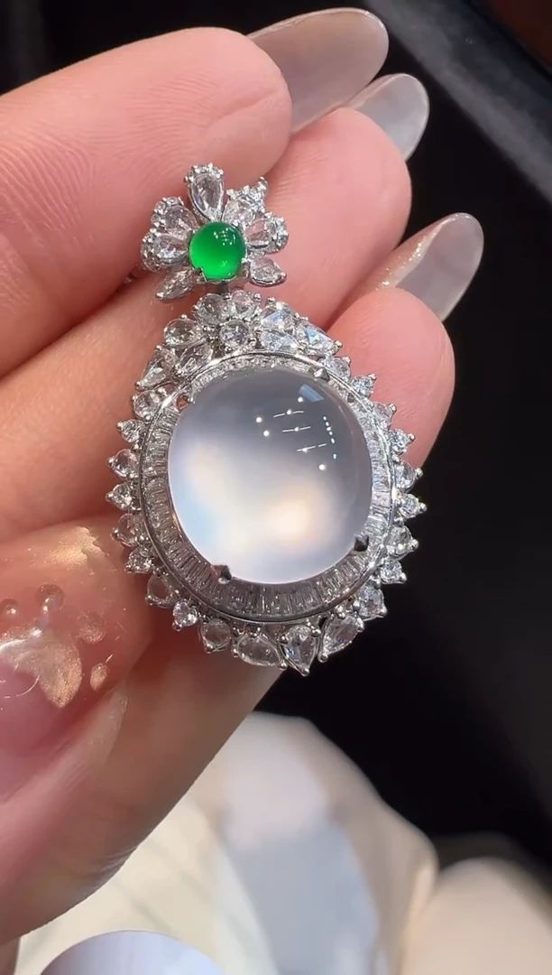 颈饰18K金镶嵌翡翠吊坠