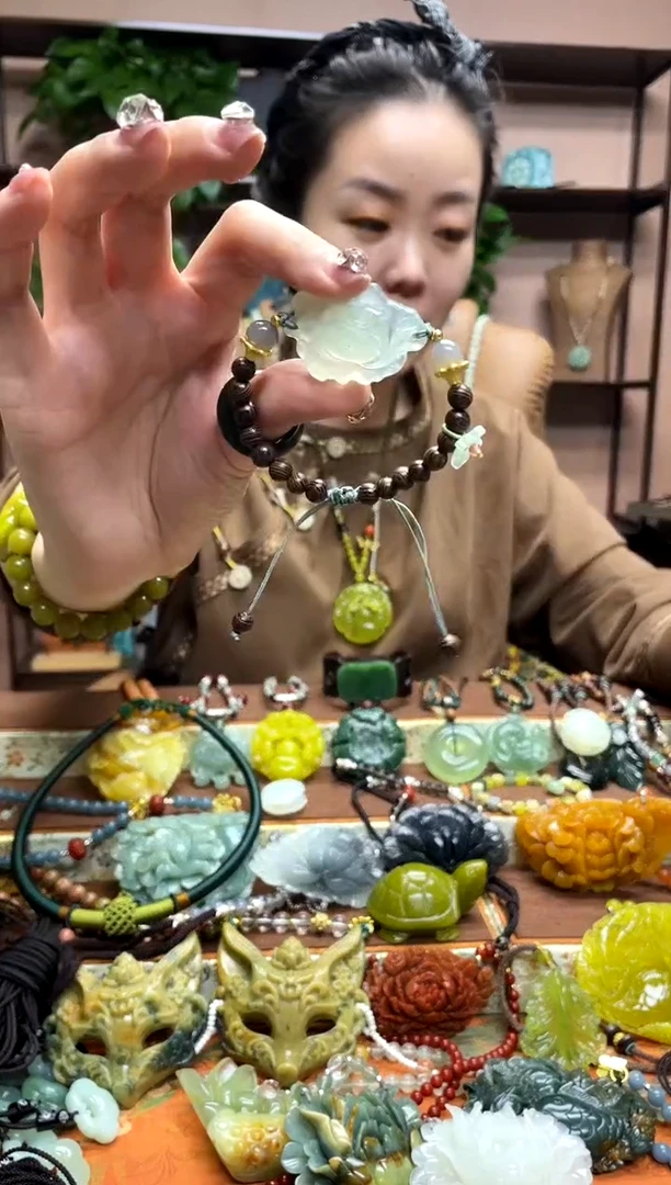 未镶嵌岫玉颈饰多样性发货发其中之一