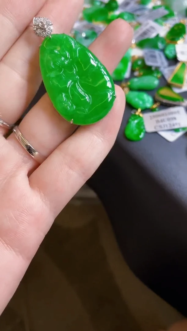 翡翠18K金镶嵌颈饰荷叶