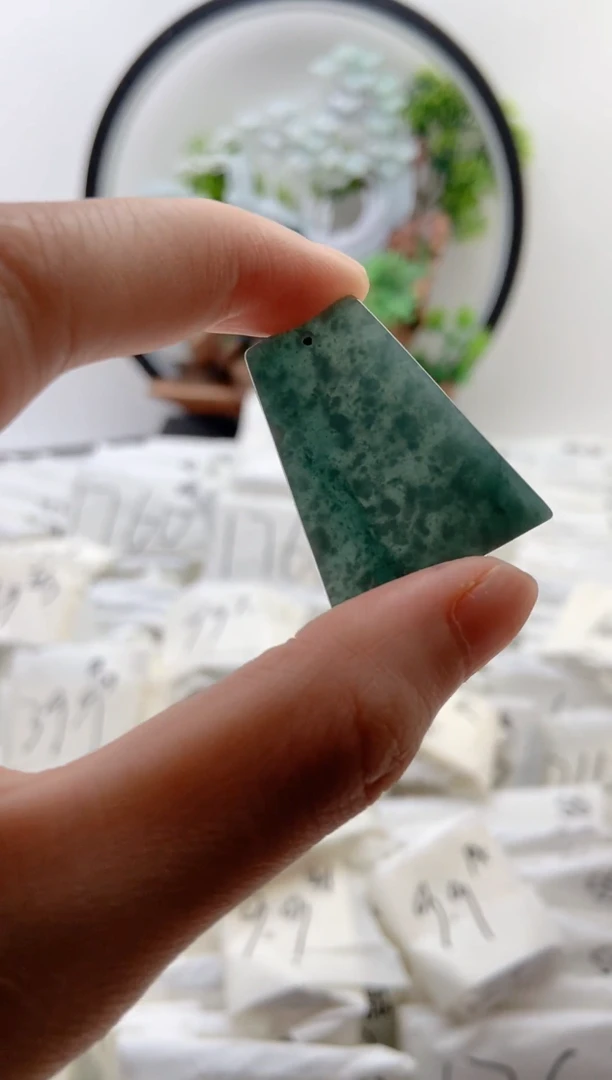 翡翠未镶嵌颈饰无事牌【品质一般能接受再拍】