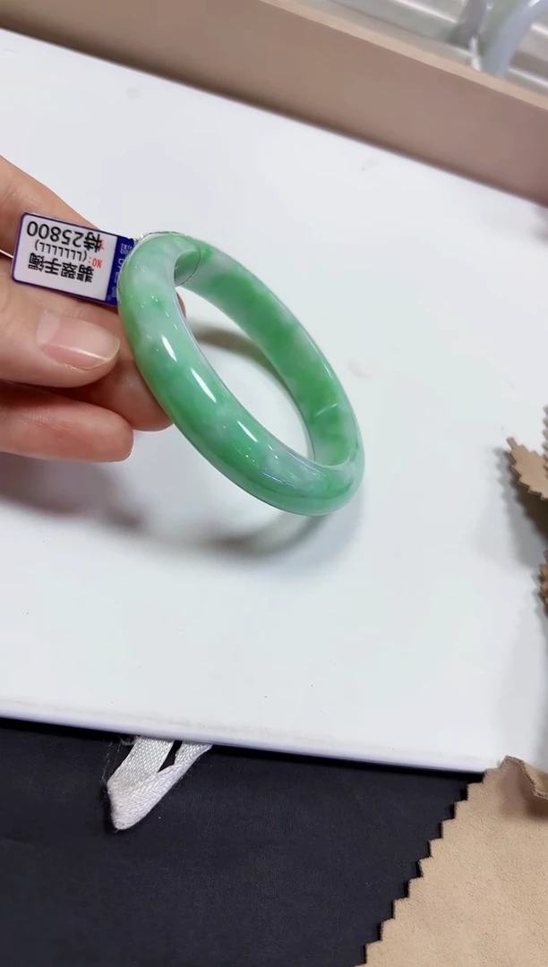 【闪购商品】翡翠颈饰未镶嵌57手镯