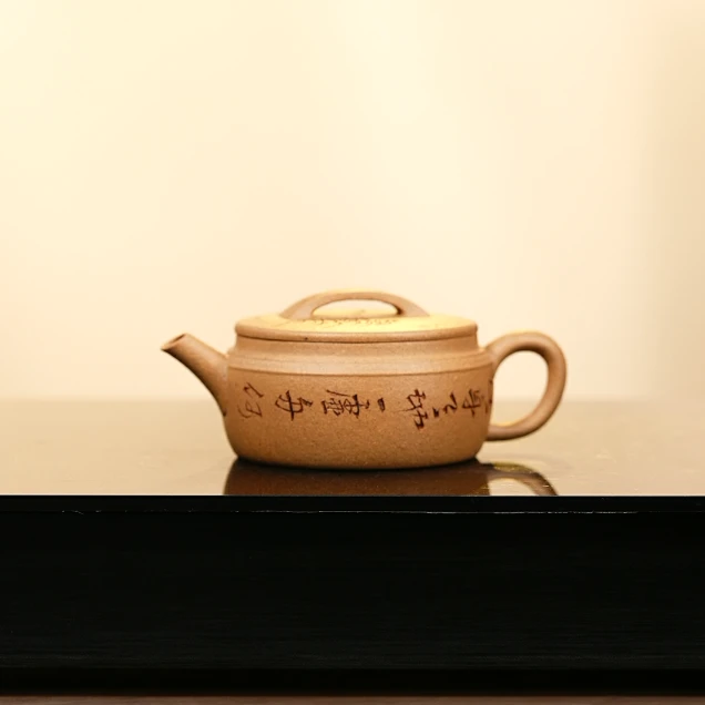 汉瓦壶  鸡油黄  YZL 刻绘