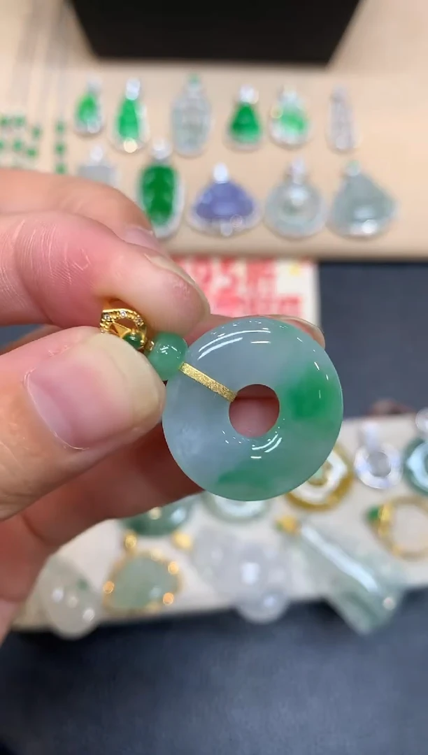 颈饰18K金镶嵌翡翠甜甜圈【无服务费