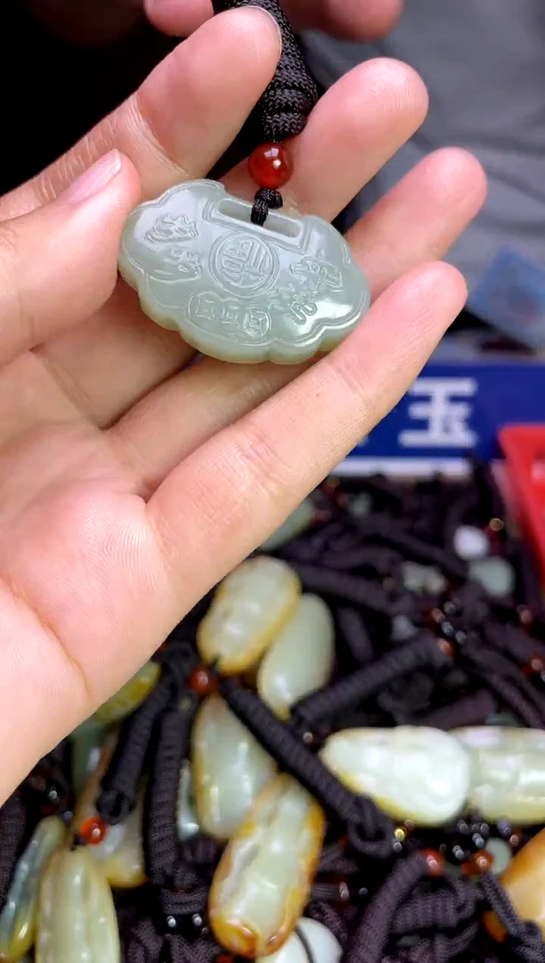 未镶嵌和田玉挂件1