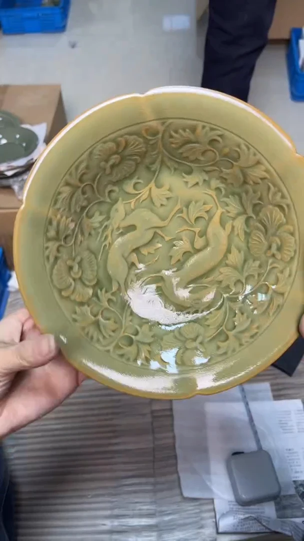 陶瓷橄榄绿双鹿纹壶承