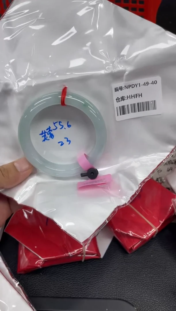 翡翠手镯未镶嵌翡翠手镯