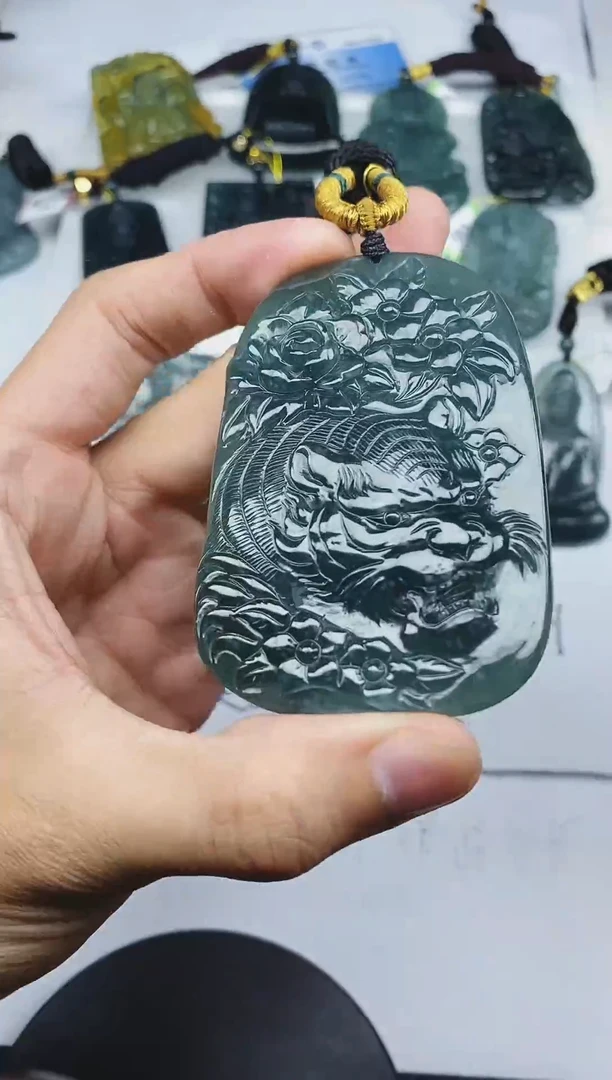 颈饰未镶嵌翡翠