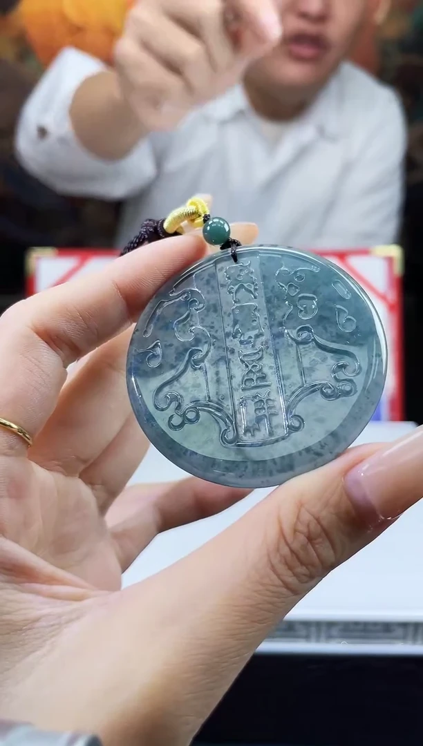 翡翠未镶嵌颈饰多样性发其一