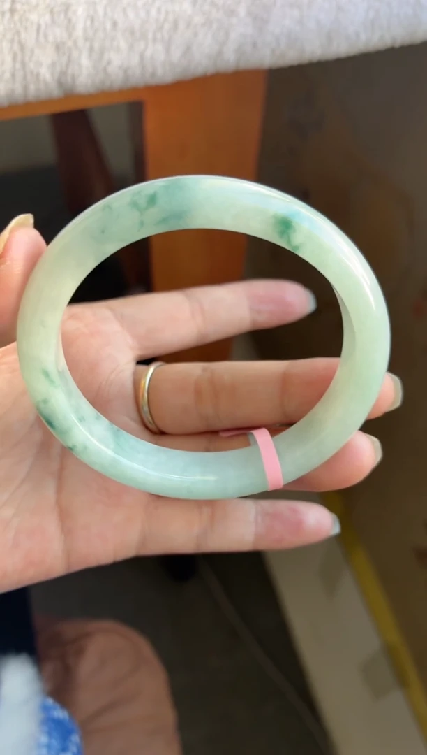 未镶嵌手镯翡翠（绿底飘花）贵妃30号