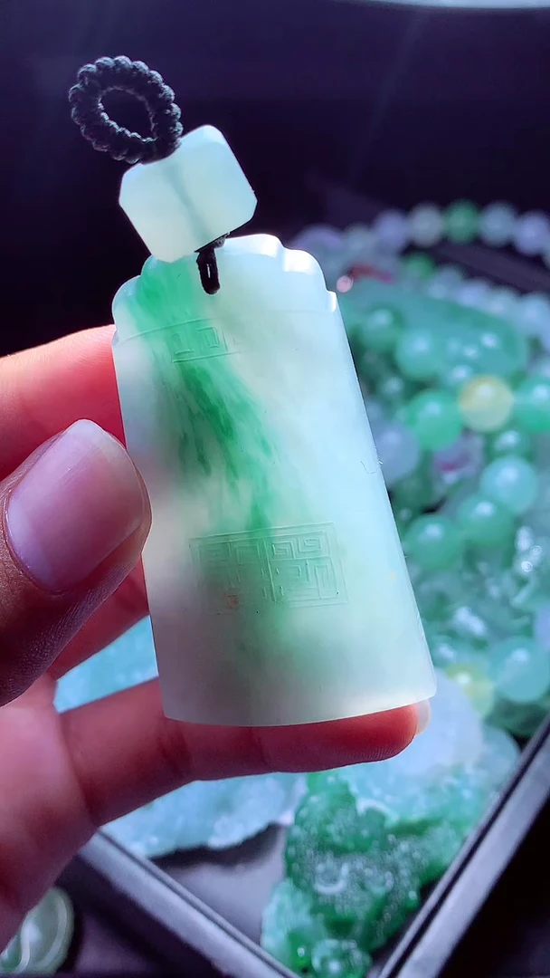 定制翡翠未镶嵌三***?翡翠毛货定制