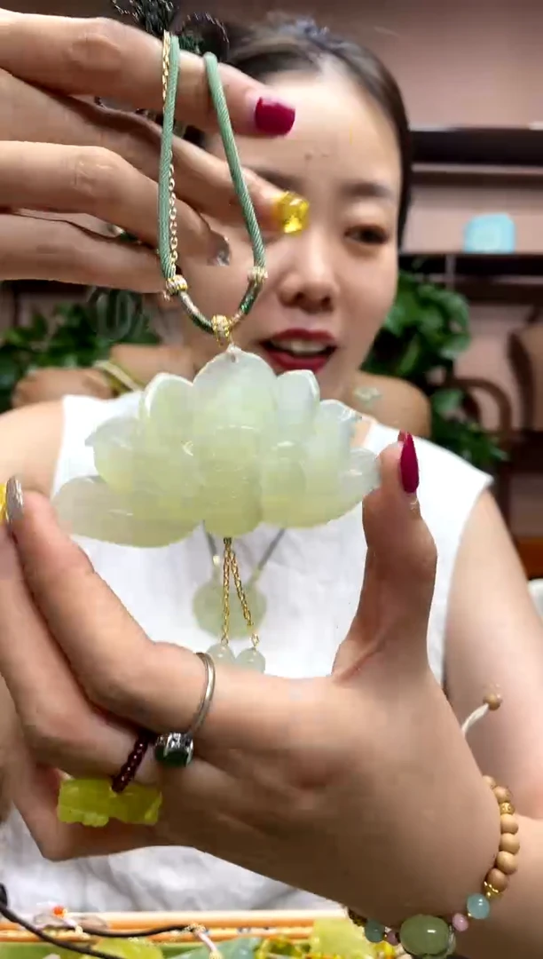 岫玉未镶嵌颈饰·