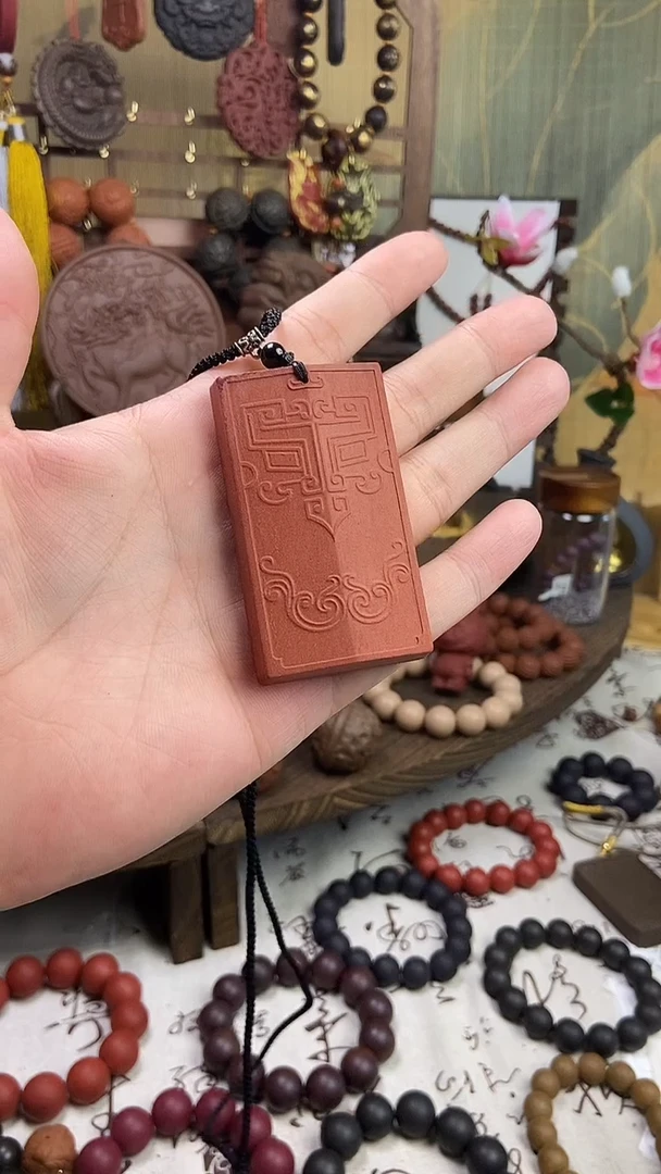 泥塑丹鼎红麝香合香牌