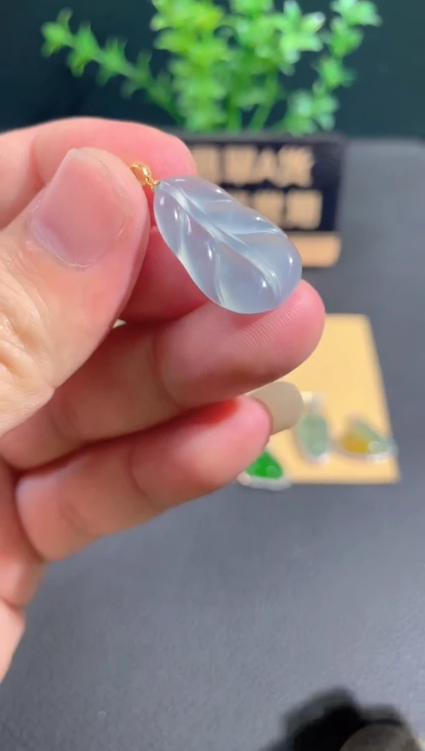 翡翠18K金镶嵌颈饰翡翠