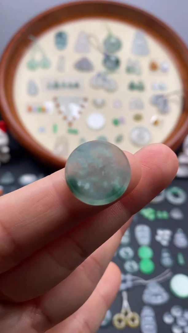 颈饰未镶嵌翡翠冰飘緑无事牌/芬