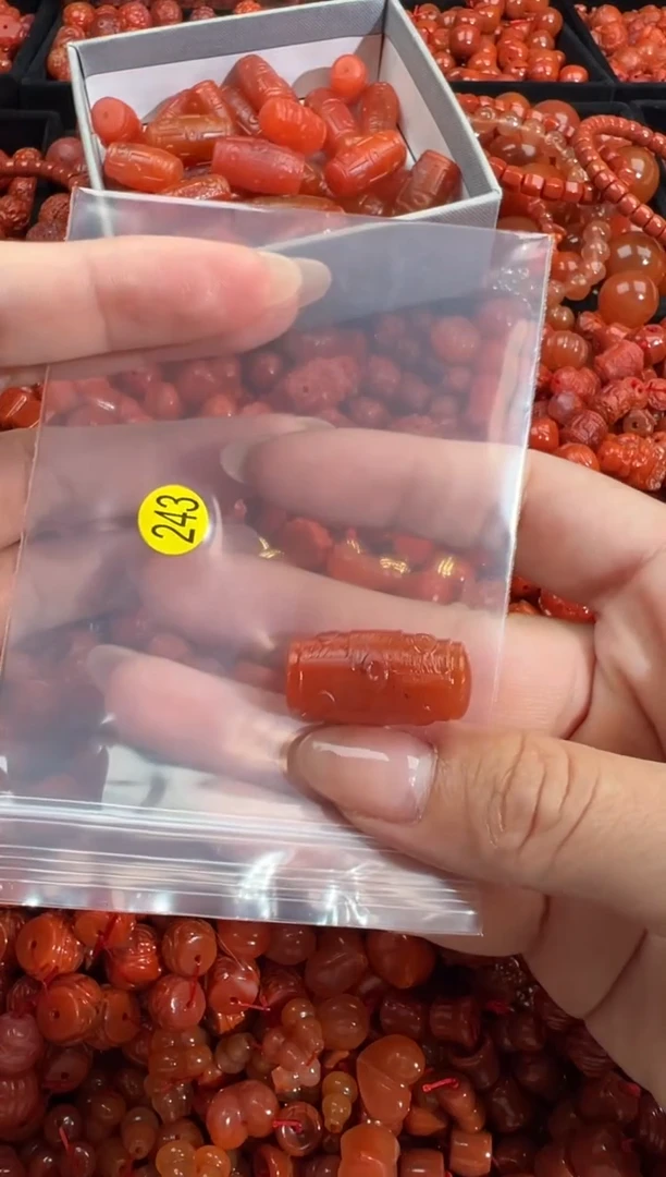 南红玛瑙未镶嵌颈饰1