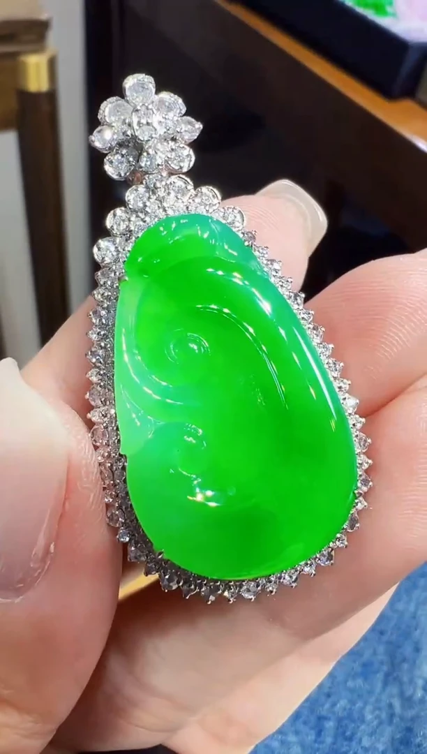 颈饰18K金镶嵌翡翠如意