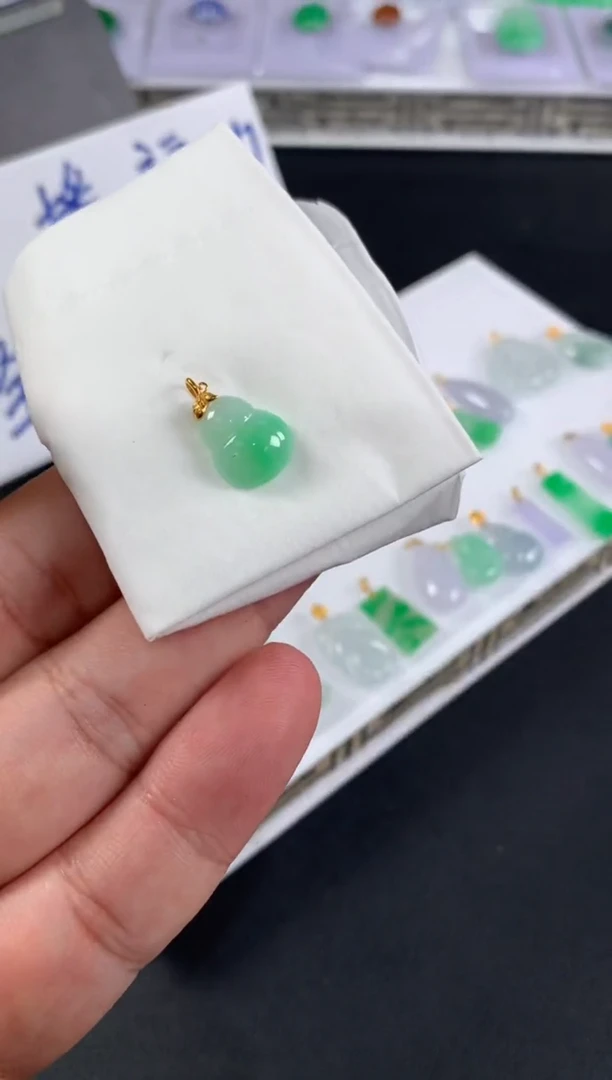 颈饰18K金镶嵌翡翠树**风翡翠