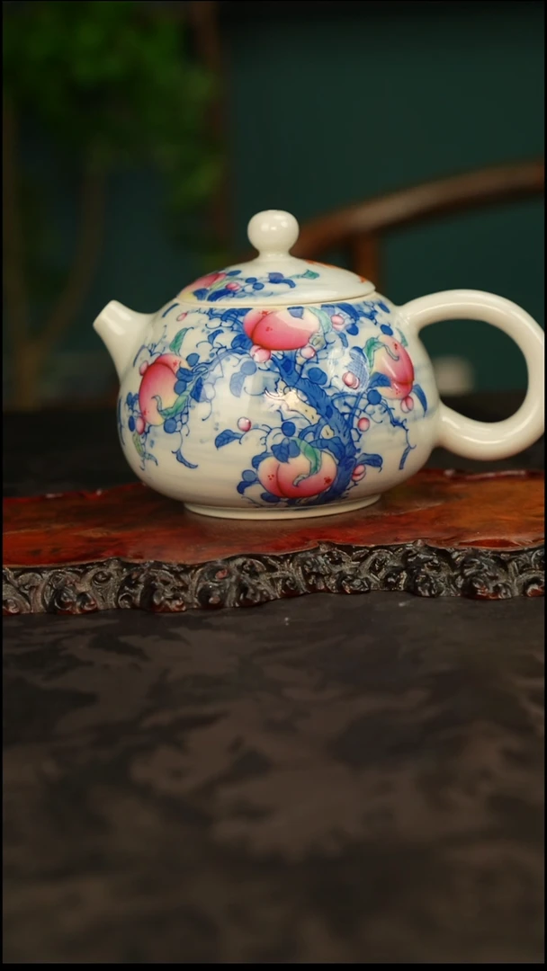 斗彩手绘桃子西施壶