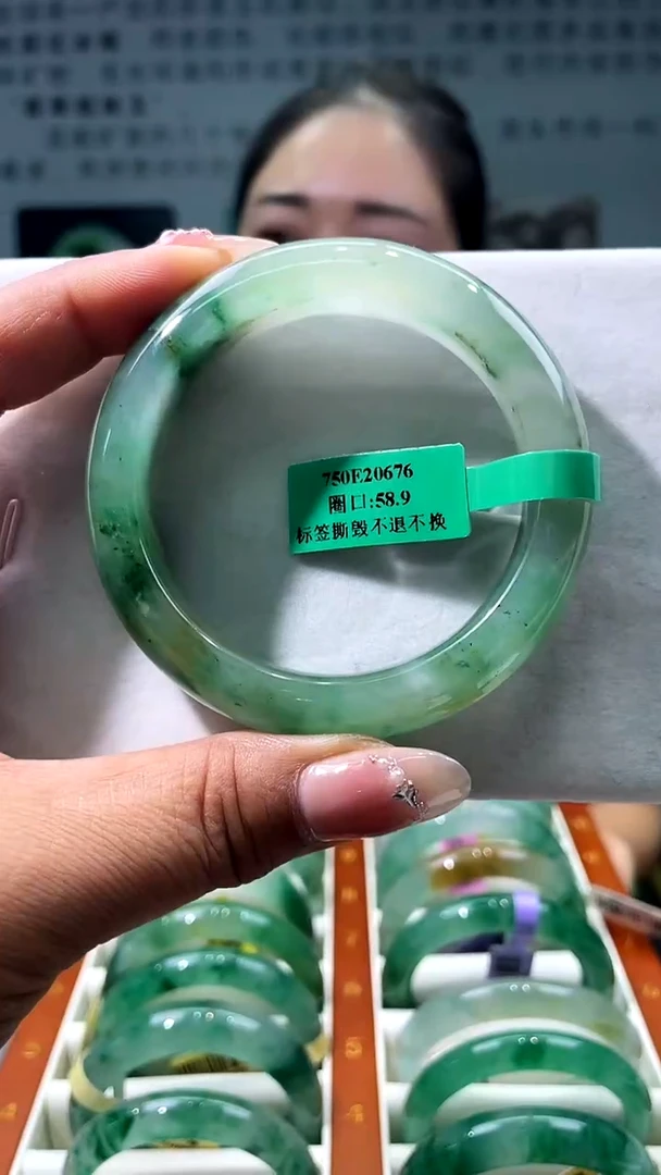 未镶嵌手镯石英质玉（非洲翠）手镯