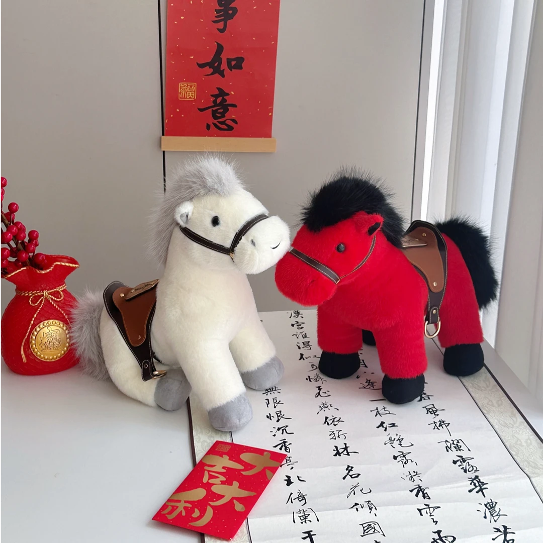 伊呀呀2026马年吉祥物站马玩偶精品生肖公仔摆件皮艺车载