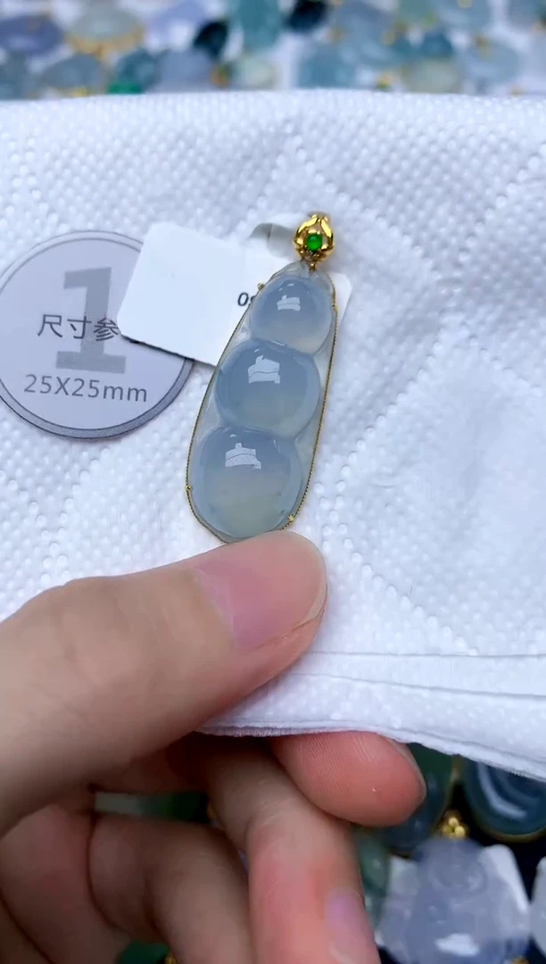颈饰18K金镶嵌翡翠天然A货翡翠