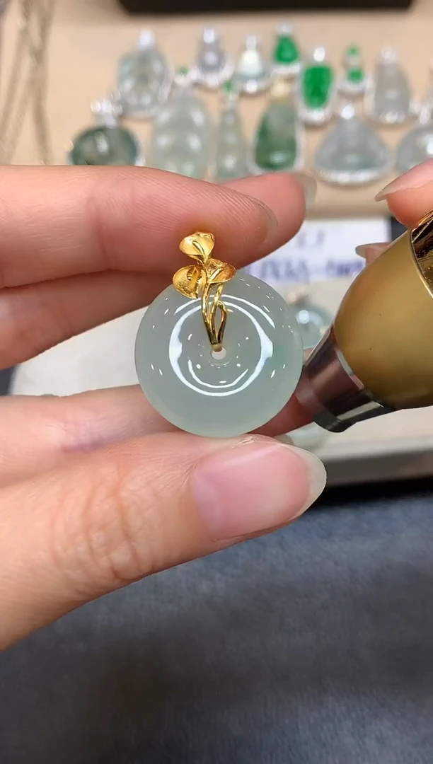 颈饰18K金镶嵌翡翠平安扣【无服务费