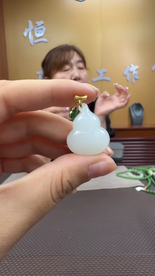 和田玉18K金镶嵌颈饰挂件