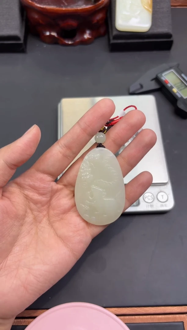【闪购商品】和田玉吊坠(赠链)未镶嵌且末微色差近矿吊坠