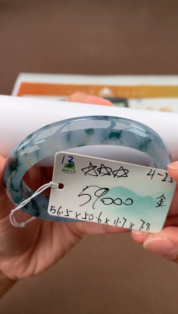 翡翠手镯未镶嵌自带#送礼#，下单联系客服核对地址~