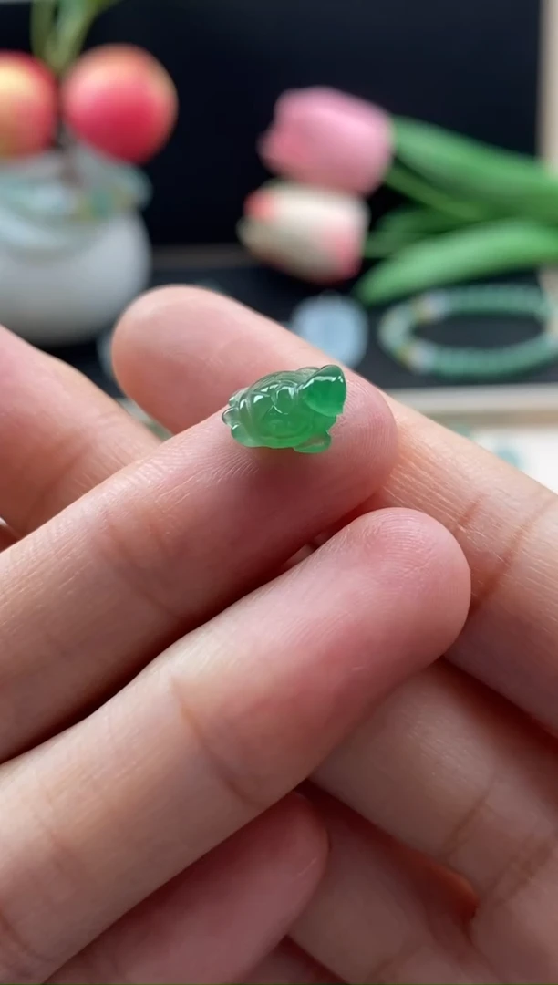 翡翠未镶嵌颈饰翡翠绿色裸石