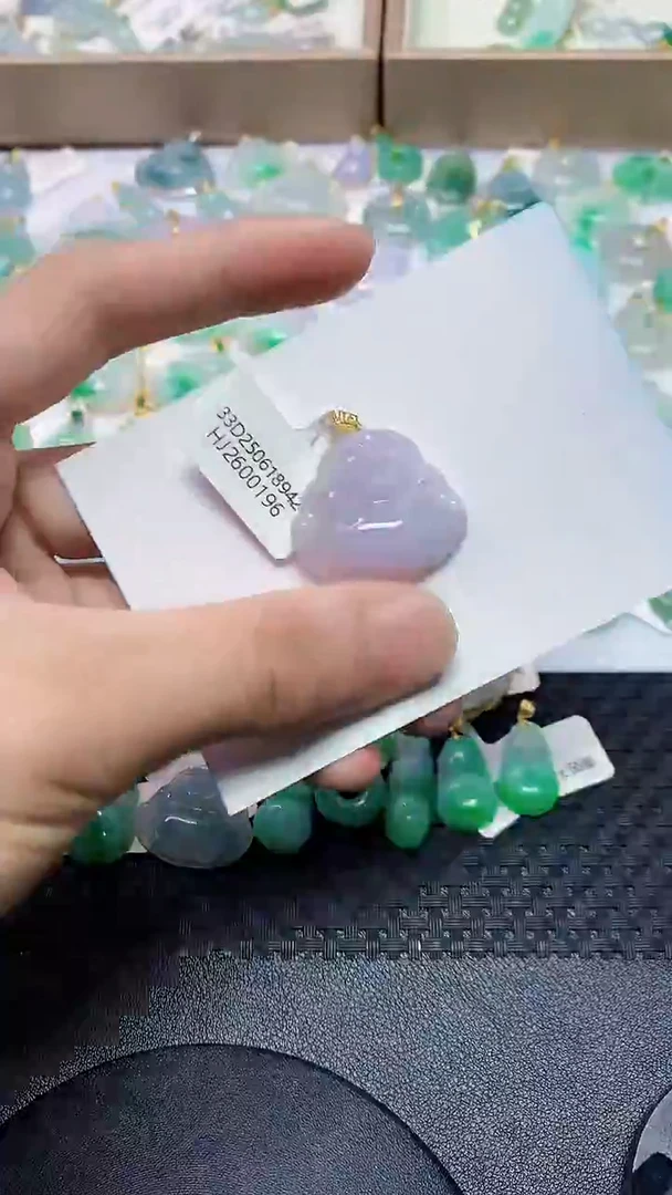 翡翠18K金镶嵌颈饰8767867867