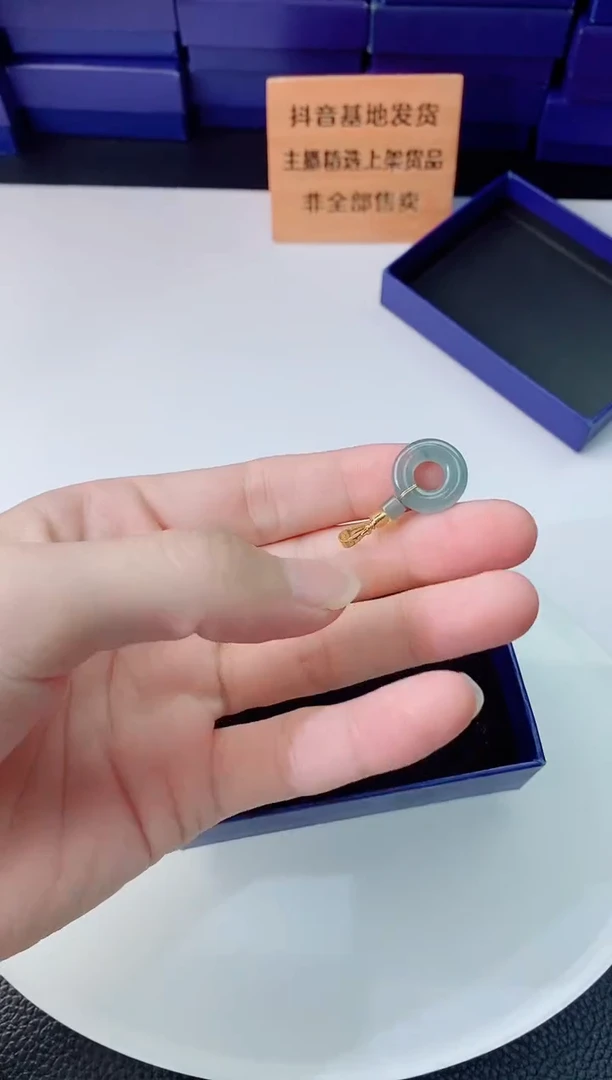 翡翠未镶嵌颈饰  `