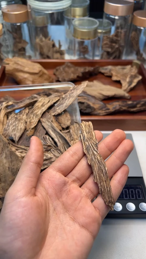 木R****妞；柬埔寨戈公省根部皮油1.7克