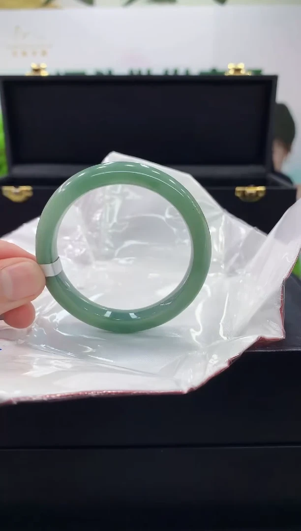 翡翠手镯未镶嵌手镯