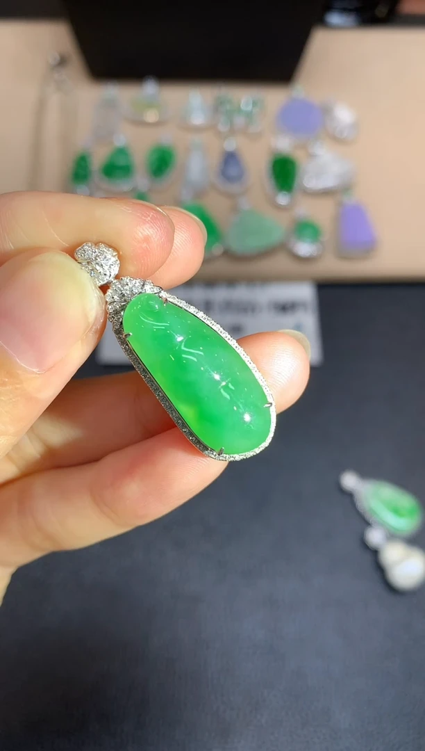 颈饰18K金镶嵌翡翠福豆【无服务费