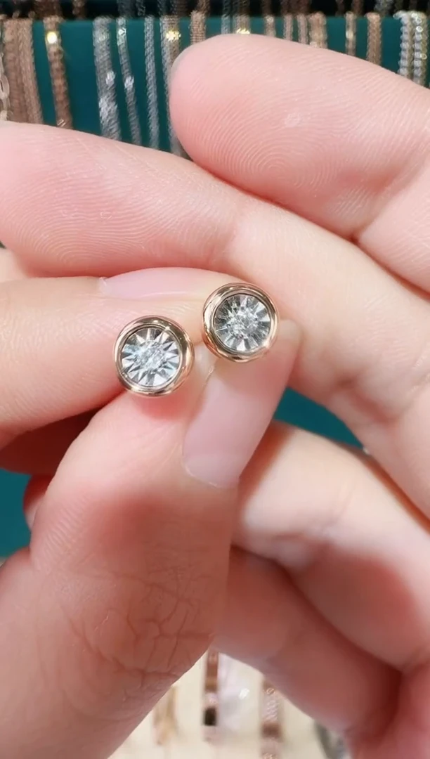 18K金镶嵌耳钉钻石耳钉