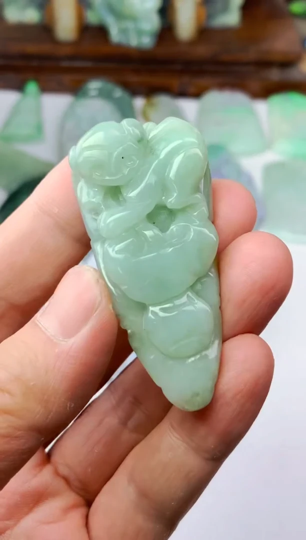 颈饰未镶嵌翡翠和***制挂件