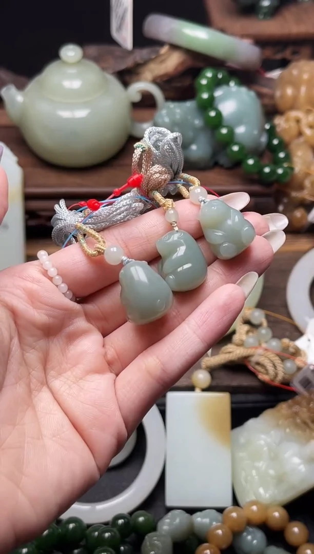 和田玉未镶嵌吊坠(不含链)吐拉牧场 北极熊有瑕疵多样性发一