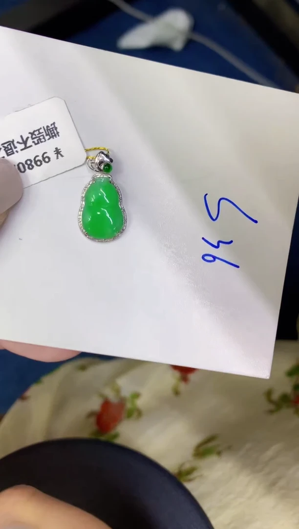颈饰18K金镶嵌翡翠缅甸天然翡翠A货