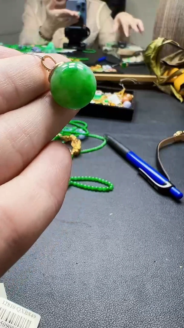 颈饰18K金镶嵌翡翠珠子