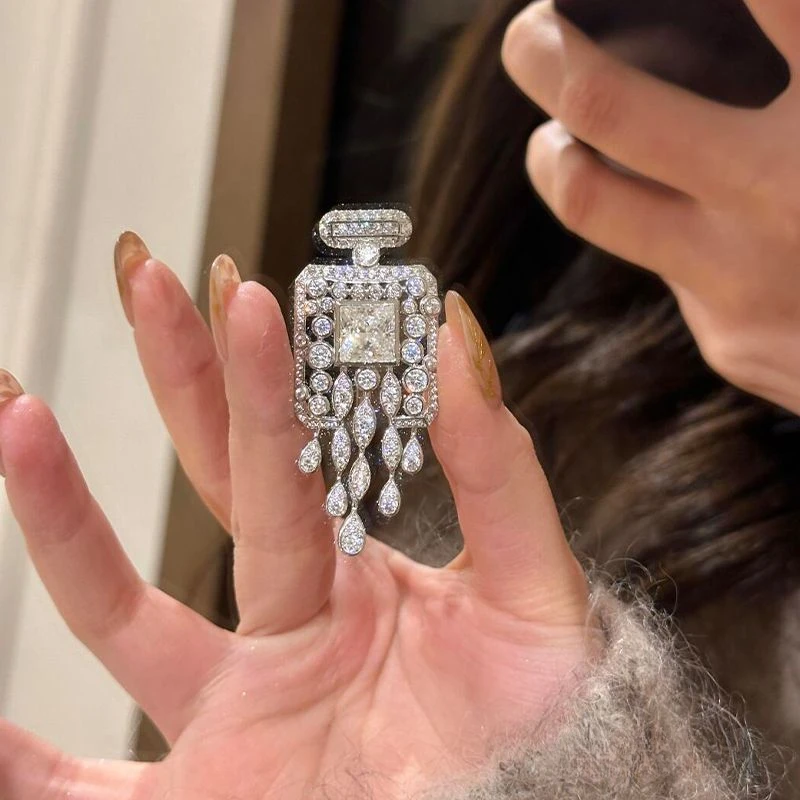 铜合金胸针 胸针小众爆闪流苏法式重工精致轻奢高级感胸花别针女