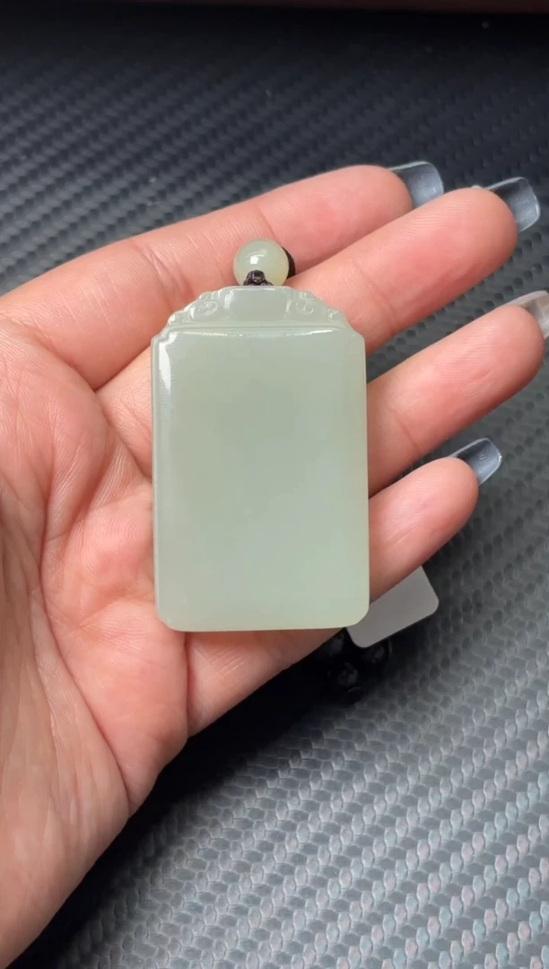 吊坠(赠链)未镶嵌和田玉且末微色差近矿吊坠m