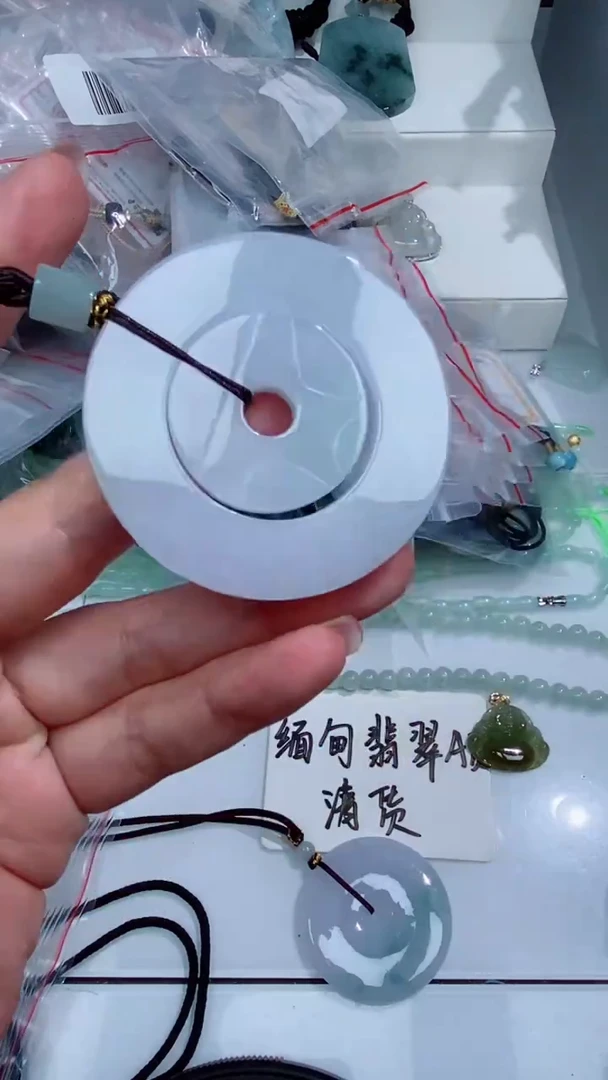 颈饰未镶嵌翡翠吊坠